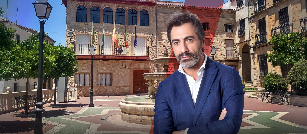 Juan del Val junto a la plaza del Ayuntamiento de su pueblo