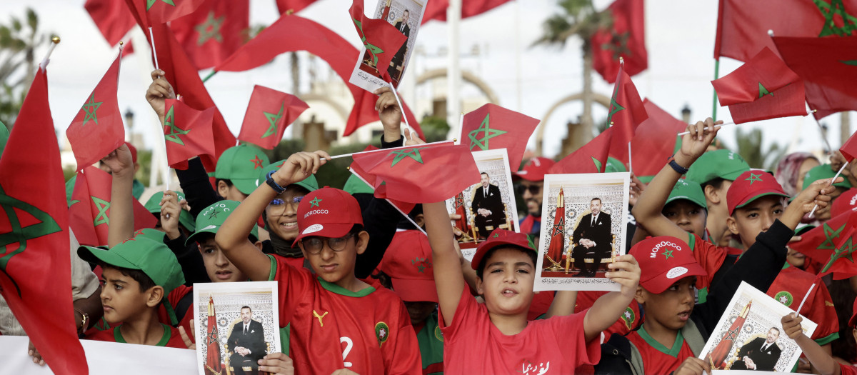 Niños ondean banderas marroquíes y portan retratos del rey Mohammed VI durante las conmemoraciones de la llamada Marcha Verde de 1975