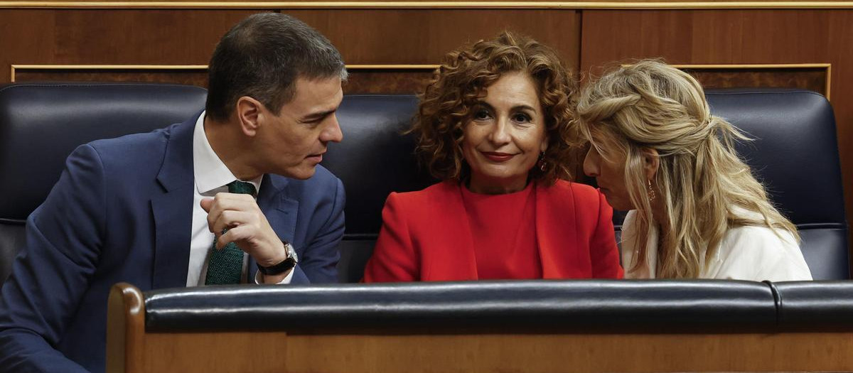 Pedro Sánchez y sus vicepresidentas María Jesús Montero y Yolanda Díaz