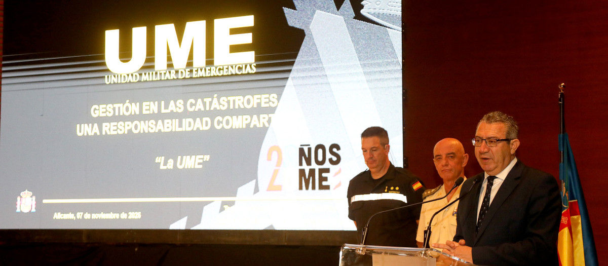 El presidente de la Diputación de Alicante, Toni Pérez, en una conferencia sobre ‘Gestión en las catástrofes. Una responsabilidad compartida. La UME’