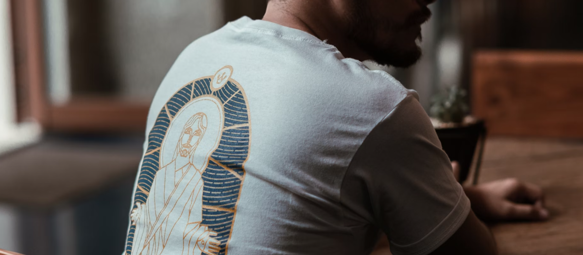 Un hombre con una camiseta de Jesucristo, en una imagen de archivo