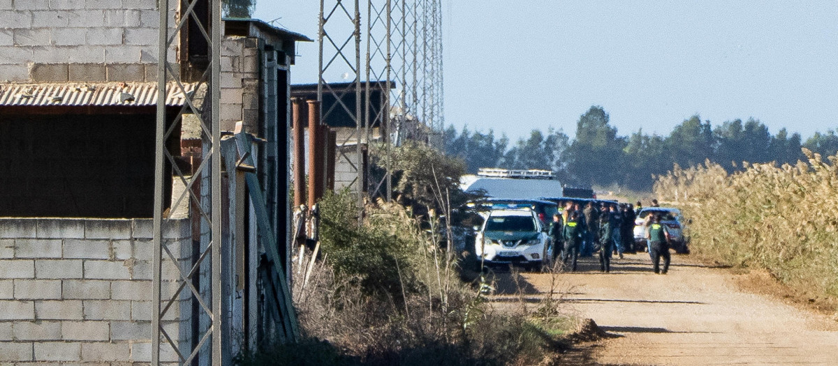 ISLA MAYOR (SEVILLA), 08/11/2025.- Un policía nacional se encuentra en estado crítico tras sufrir un disparo por parte de un hombre que se mantiene atrincherado en una nave de Isla Mayor (Sevilla), han informado a EFE fuentes del operativo. En torno a las 7.00 de la mañana la Policía Nacional ha rodeado la citada nave, situado en el Camino de Toruño, entre Isla Mayor y Aznalcázar, unas instalaciones de las que inicialmente se informó de que se usaban como "guardería de droga". EFE/ David Arjona