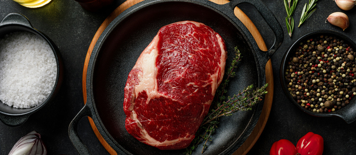 La carne cruda contiene todas sus proteínas intactas