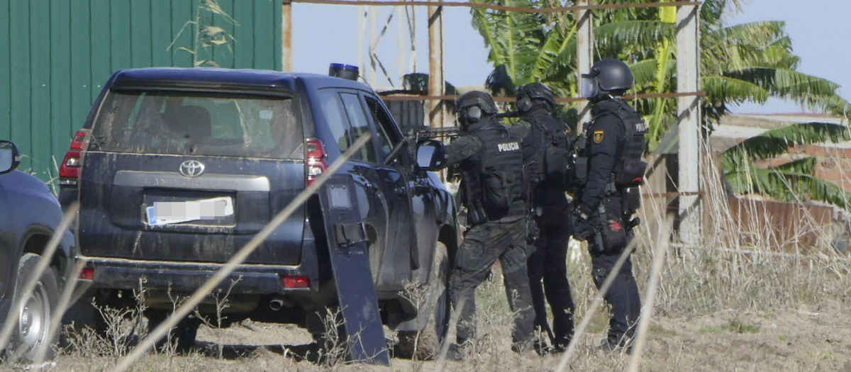 Agentes de Policía desplegados frente a la nave de Isla Mayor donde se atrincheraban los narcos