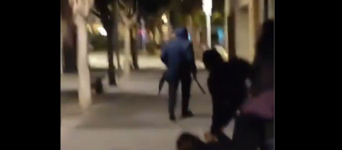 Un momento del vídeo en que se ve al agresor portando el machete