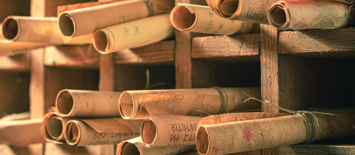 Pergaminos almacenados en una estantería