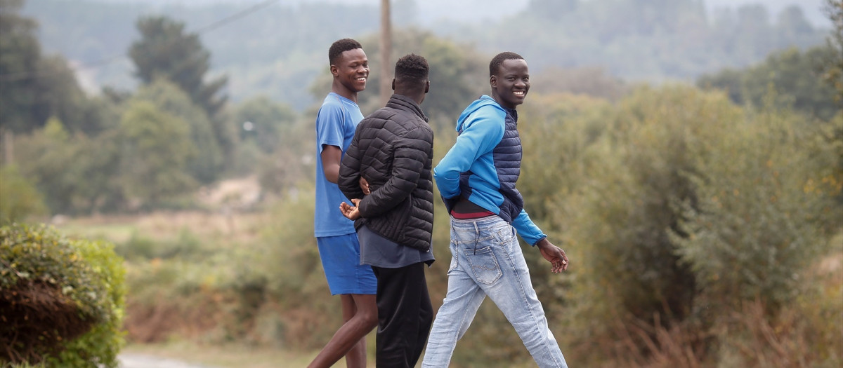 Tres migrantes en el exterior del Hotel Río Ulla, a 20 de septiembre de 2024, en Monterroso, Lugo, Galicia (España). La llegada de 120 personas procedentes de Mali hasta el pequeño municipio de Monterroso, un pueblo de interior con solo 3.600 vecinos en el interior de Galicia, alteró la paz de Lugo en agosto, puesto que, con ellos, llegó también la polémica. Sin embargo, han sabido darle la vuelta a la situación, y la buena acogida que le han proporcionado a estas personas de entre 18 y 30 años está dando la vuelta al mundo. Tanto es así que fue una de las noticias más vistas en el diario británico 'The Guardian' titulando lo ocurrido de la siguiente manera: "Nos están dando ejemplo: el pequeño pueblo español que acoge a los refugiados"

Carlos Castro / Europa Press
20 SEPTIEMBRE 2024;MIGRANTES;EJEMPLO;SOLIDARIDAD;INTEGRACIÓN;GALICIA;INMIGRANTES;
20/9/2024