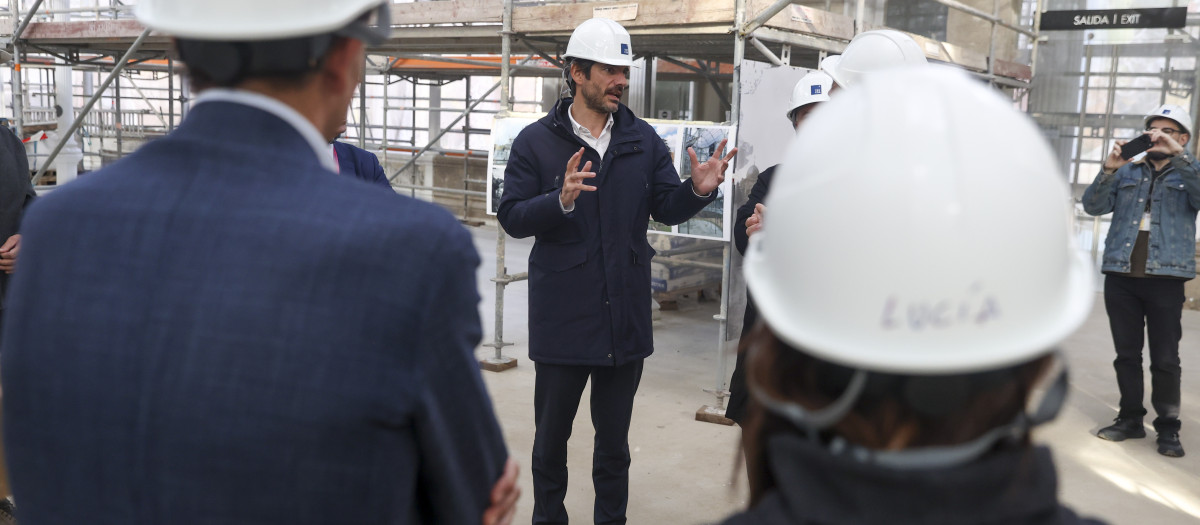 El ministro de Cultura, Ernest Urtasun, con casco