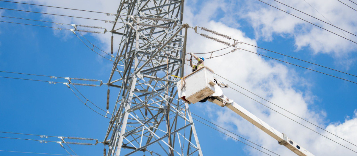 Trabajo de reparaciones realizados por la compañía de electricidad ETED de República Dominicana