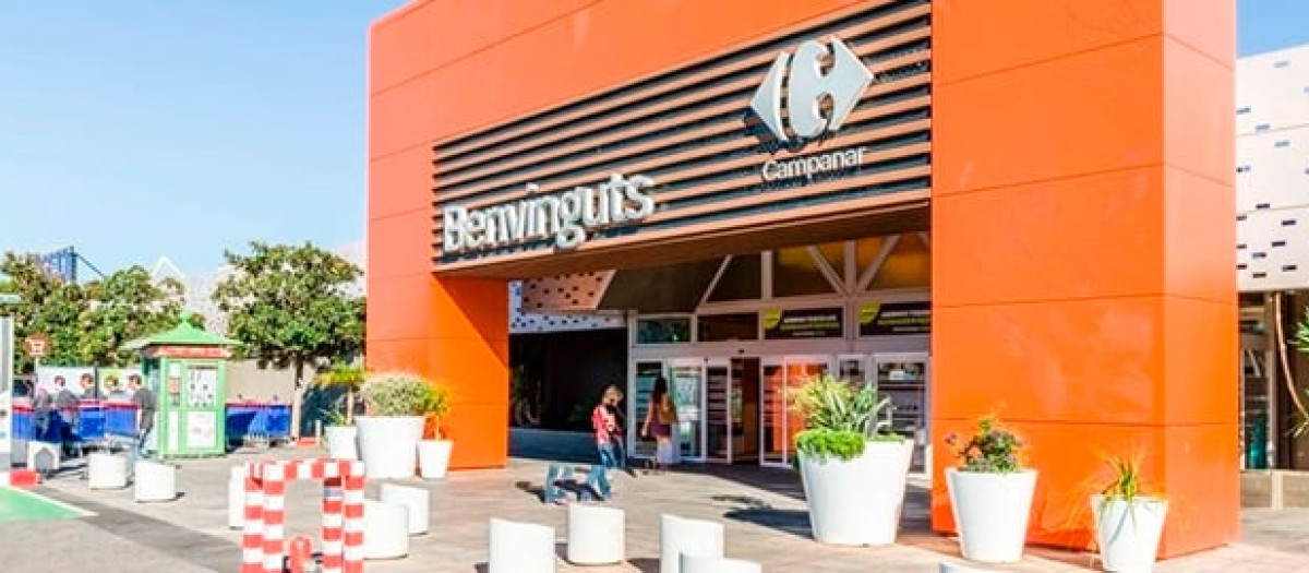 Imagen del acceso principal al Carrefour de Campanar en Valencia.