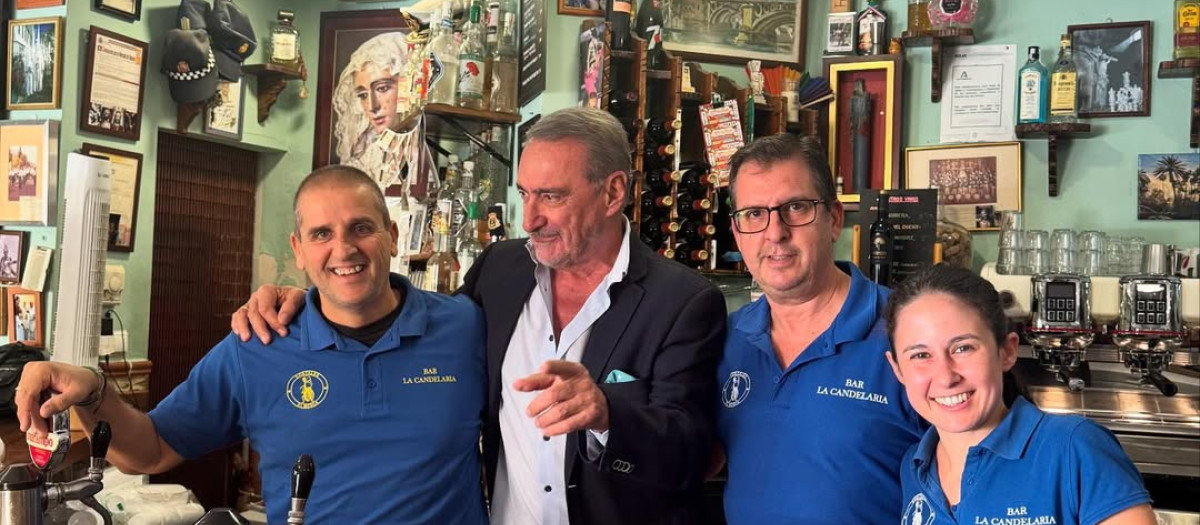 Carlos Herrera, junto a los dueños y camareros del Bar Candelaria