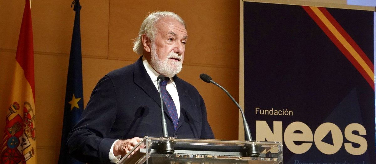 El exministro del Interior y presidente de la Fundación NEOS, Jaime Mayor Oreja, presenta el informe ‘España en el abismo’