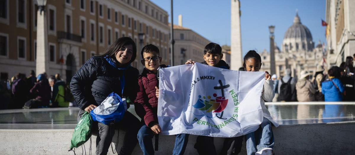 Una mujer y varios niños beneficiarios del proyecto “13 Casas” que han peregrinado a Roma