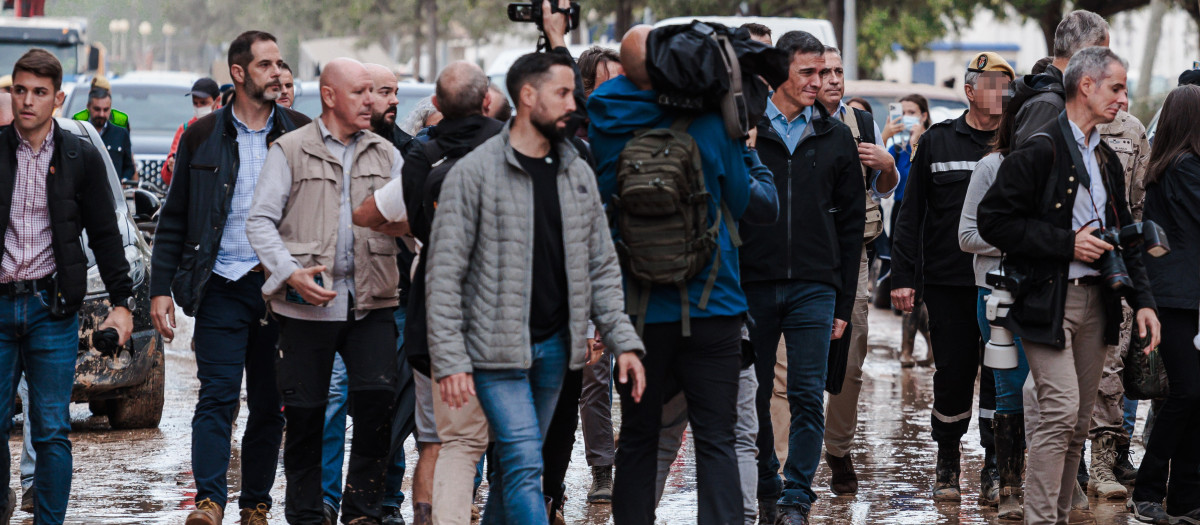 Imagen de Pedro Sánchez tomada durante su fugaz visita a Paiporta en noviembre del año pasado