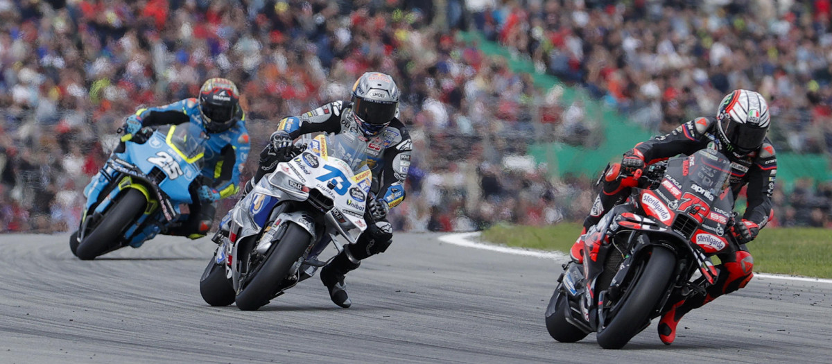 Los pilotos en la categoría de MotoGP, el italiano Marco Bezzecchi (d), Alex Márquez y Raul Fernández (i), ruedan en pista durante la carrera del Gran Premio de la Comunitat Valencia de MotoGP que se disputa este domingo en el Circuito Ricardo Tormo. EFE/Manuel Bruque