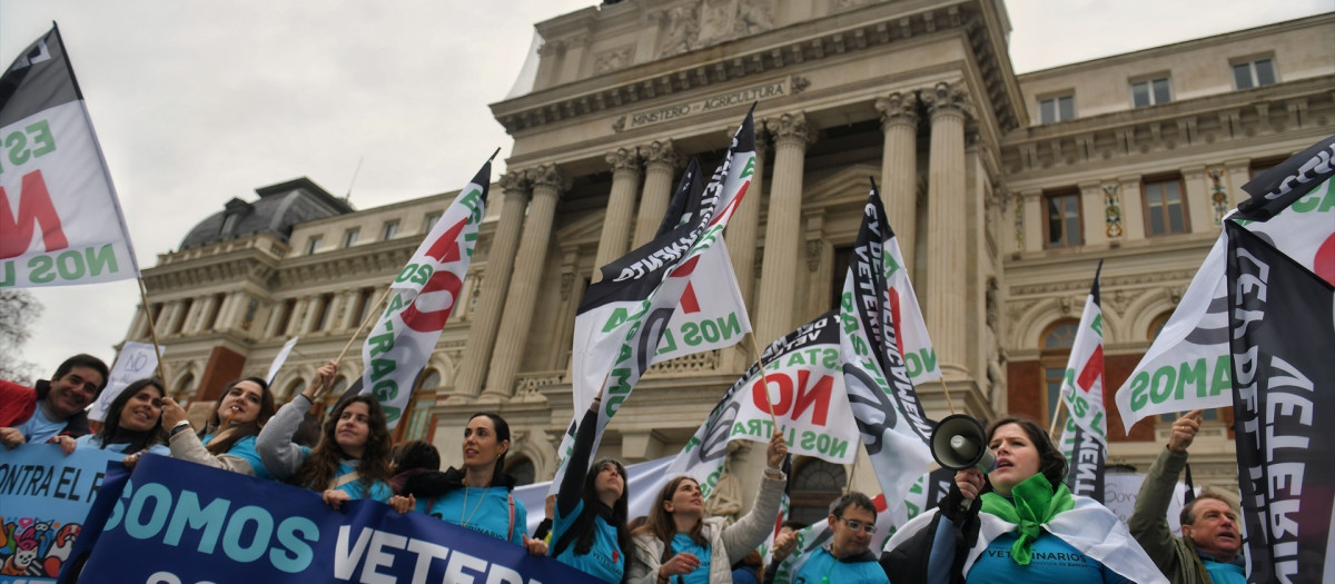 Varias personas con carteles durante una concentración de veterinarios