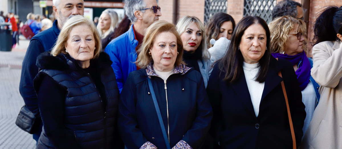 Las hermanas de Manuel José García Caparrós, en la ofrenda floral en el lugar del asesinato