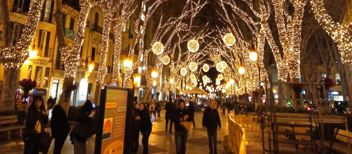 Luces de Navidad en el paseo del Born, en Palma