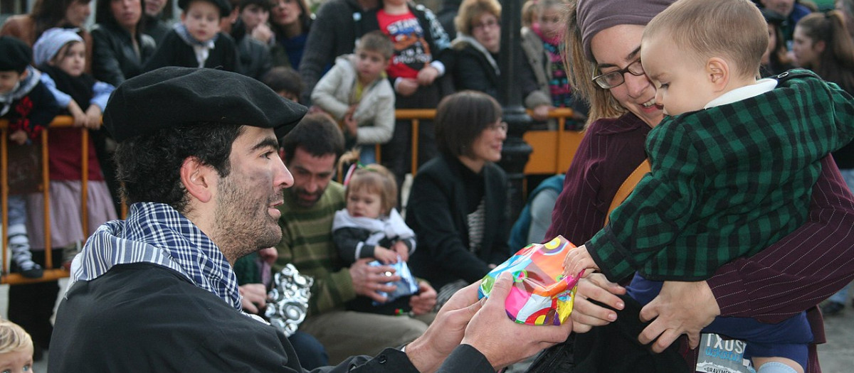 El Olentzero trae regalos a los niños en muchas localidades del norte de España.