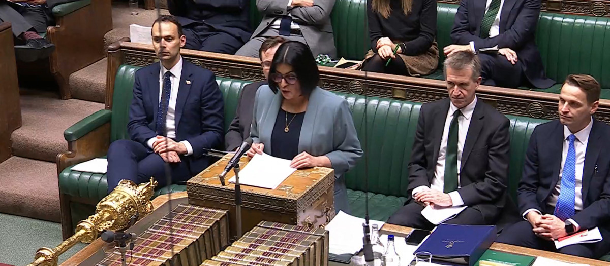 Shabana Mahmood, ministra del Interior del Reino Unido durante un discurso en el Parlamento