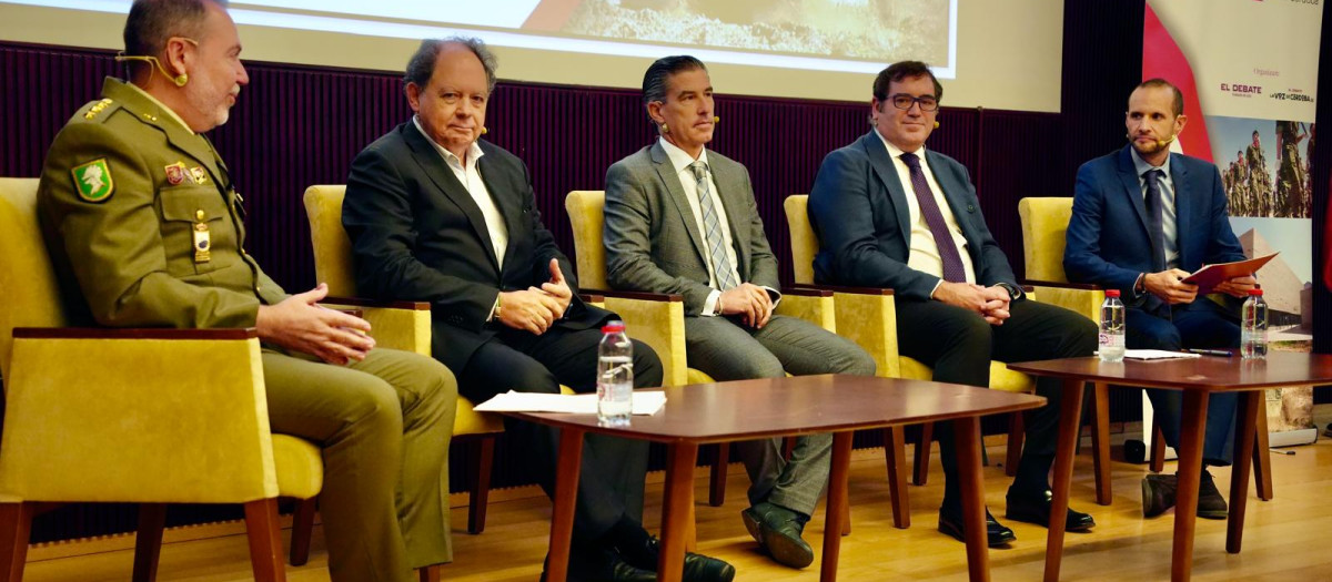 Participantes en la segunda mesa redonda de el foro organizado por El Debate