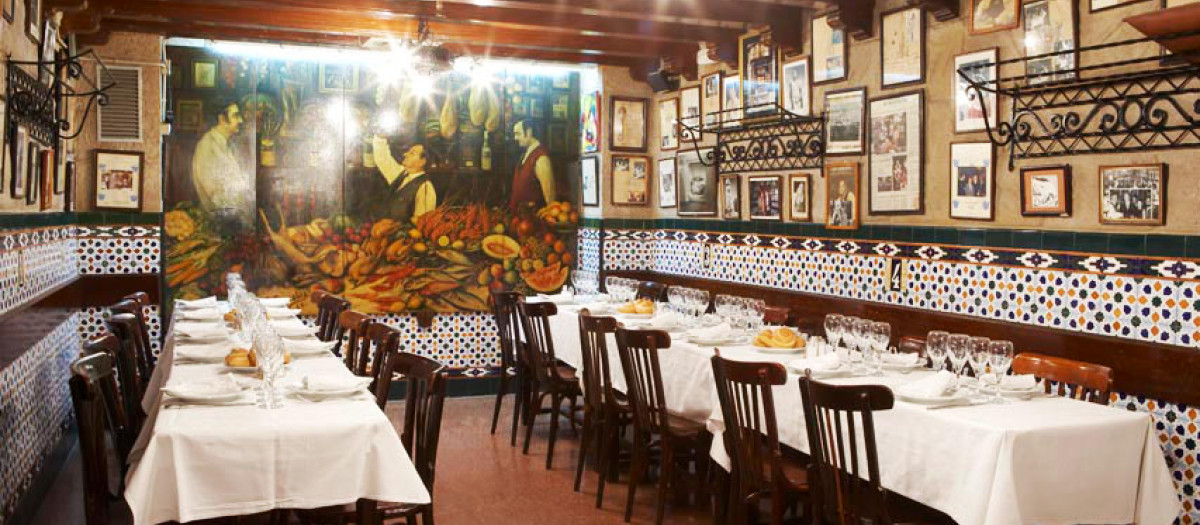 Uno de los salones del restaurante Los Caracoles de Barcelona