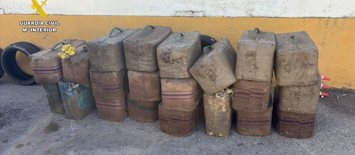 Fardos de hachís hallados en una furgoneta en Los Barrios, que huyó de la Guardia Civil cuando iba a serle notificada una infracción de tráfico

REMITIDA / HANDOUT por GUARDIA CIVIL
Fotografía remitida a medios de comunicación exclusivamente para ilustrar la noticia a la que hace referencia la imagen, y citando la procedencia de la imagen en la firma
19/11/2025