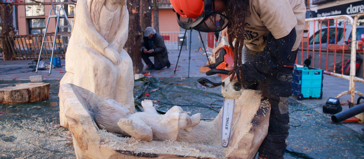 Roger Egea esculpiendo la cuna del niño Jesús