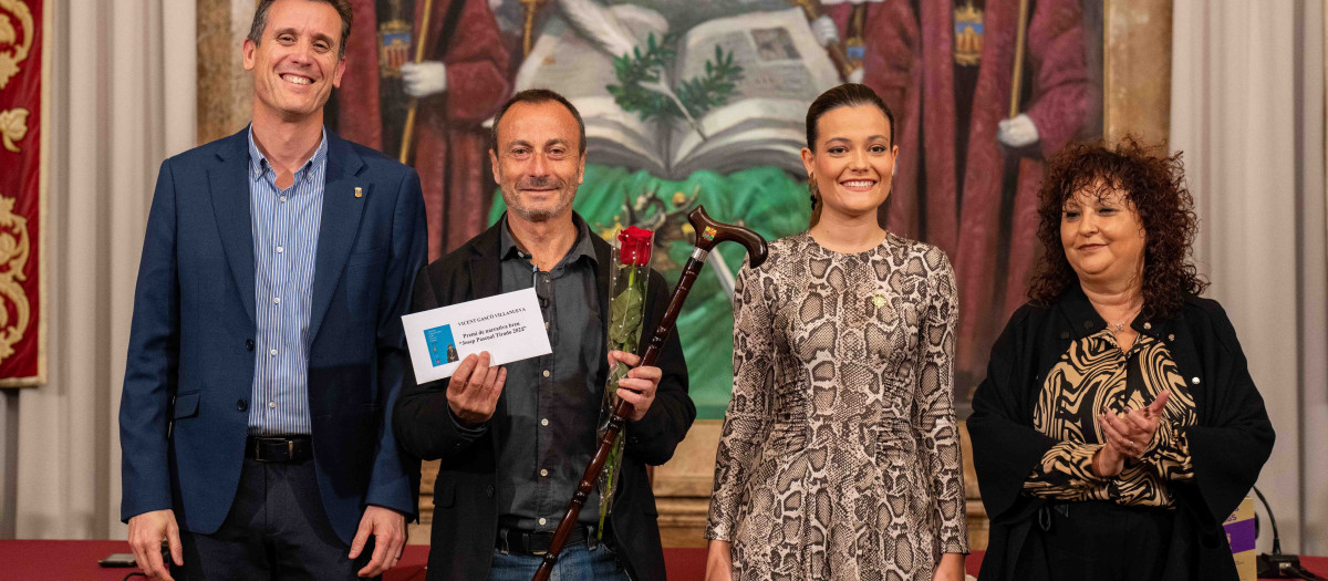 Imagen de Vicent Gascó, galardonado con el XXVI premio de narrativa breve 'Josep Pascual Tirado'

REMITIDA / HANDOUT por DIPUTACIÓN DE CASTELLÓN
Fotografía remitida a medios de comunicación exclusivamente para ilustrar la noticia a la que hace referencia la imagen, y citando la procedencia de la imagen en la firma
19/11/2025