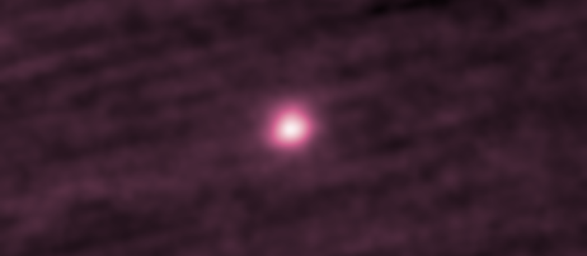 Esta imagen muestra el cometa interestelar 3I/ATLAS como un orbe brillante y difuso en el centro. Viajando a través de nuestro sistema solar a 209 000 kilómetros por hora (130 000 millas por hora), 3I/ATLAS se hizo visible mediante una serie de imágenes apiladas y coloreadas, tomadas entre el 11 y el 25 de septiembre con el instrumento Heliocentric Imager-1 (H1), un generador de imágenes de luz visible a bordo de la nave espacial STEREO-A (Observatorio de Relaciones Solar-Terrestres). La coloración se aplicó para diferenciar la imagen de las imágenes captadas por otras naves espaciales.