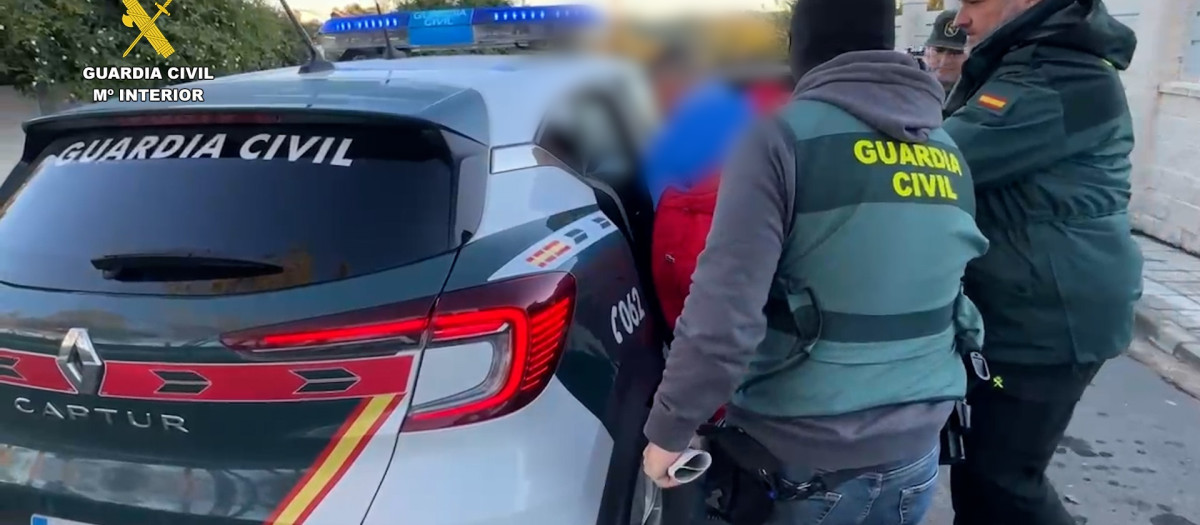 Agentes de la Guardia Civil introducen en el coche a uno de los detenidos por el homicidio de un hombre en Chiclana para robarle droga.

REMITIDA / HANDOUT por GUARDIA CIVIL
Fotografía remitida a medios de comunicación exclusivamente para ilustrar la noticia a la que hace referencia la imagen, y citando la procedencia de la imagen en la firma
20/11/2025