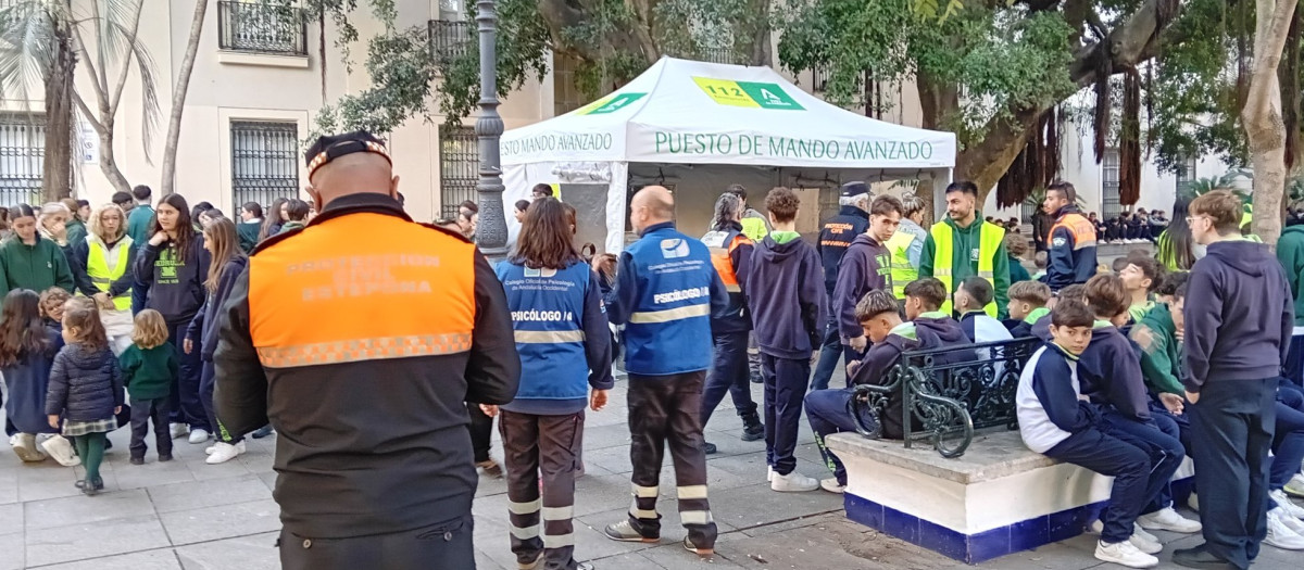 Efectivos de emergencias y un grupo de escolares evacuados en el simulacro