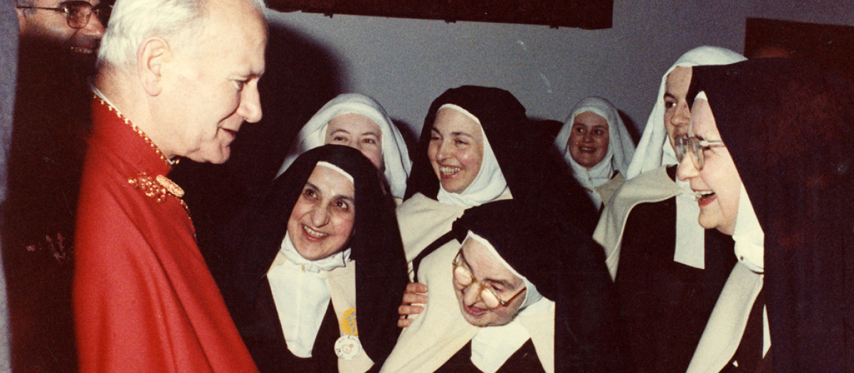 San Juan Pablo II, en 1982, durante su encuentro con las carmelitas de Ávila
