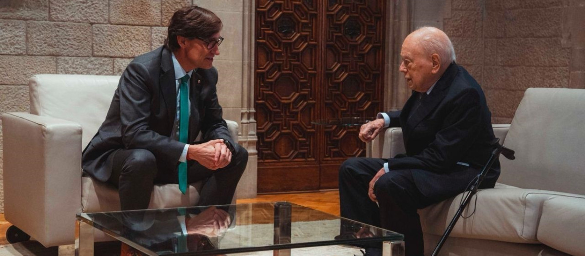 En los últimos años, tras haberlo relegado al ostracismo, el nacionalismo –sobre todo, en el entorno de Junts, pero también en otros sectores, como Aliança Catalana– ha venido reivindicando la figura y el legado de Jordi Pujol. El momento álgido de esta resurrección pública de Pujol ocurrió cuando fue recibido con honores por el socialista Salvador Illa, tras acceder a la presidencia de la Generalitat, en 2024.