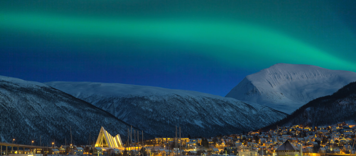 La ciudad de Tromsø, en Noruega, iluminada por una aurora boreal