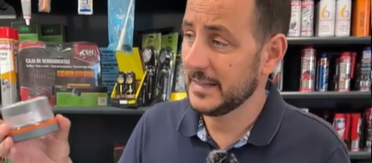 Un vendedor de accesorios de coche con una V16