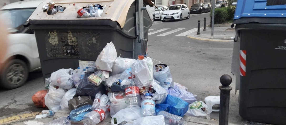 Imagen de archivo de basura acumulada en contenedores de un barrio de Valencia
