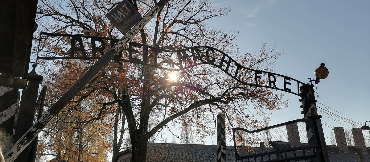 Cartel en hierro forjado en la entrada principal del campo de concentración de Auschwitz que reza "Arbeit macht frei" ("El trabajo hace libre", en alemán)