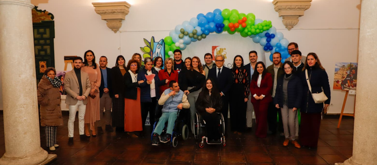 Foto de familia de los galardonados en la gala