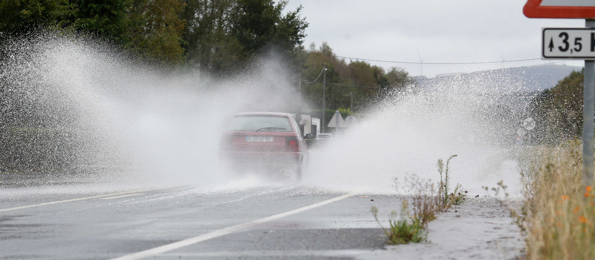 A Terra Chá, Lugo. La borrasca Kirk llega a Galicia dejando tras de si un reguero de incidencias debido a la gran cantidad de lluvia caída y a los fuertes vientos, con rachas superiores a los 150km/h. En la imagen, un coche pasa sobre una gran balsa de agua en la carretera Lu-121 a la altura de O Santo, Vilalba, en la mañana del miércoles 9 de Octubre