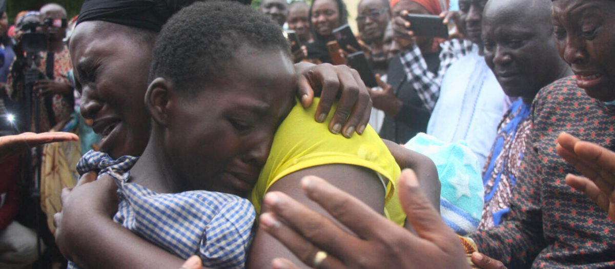 Víctimas familiares llorando desconsoladas por el secuestro masivo de niños en un colegio católico de Nigeria