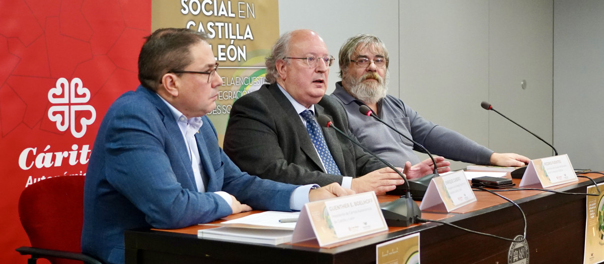 Presentación del Informe sobre Exclusión y Desarrollo Social en Castilla y León, elaborado por la Fundación Foessa. Participan el presidente del CES de Castilla y León, Enrique Cabero, el presidente de Cáritas Castilla y León, Guenther E. Boelhoff, y el miembro del Comité Técnico de la Fundación Foessa, Pedro Fuentes.