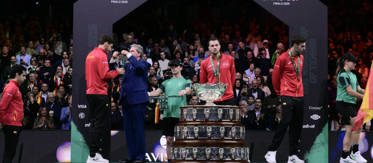 España, durante la ceremonia de trofeos en la Copa Davis 2025