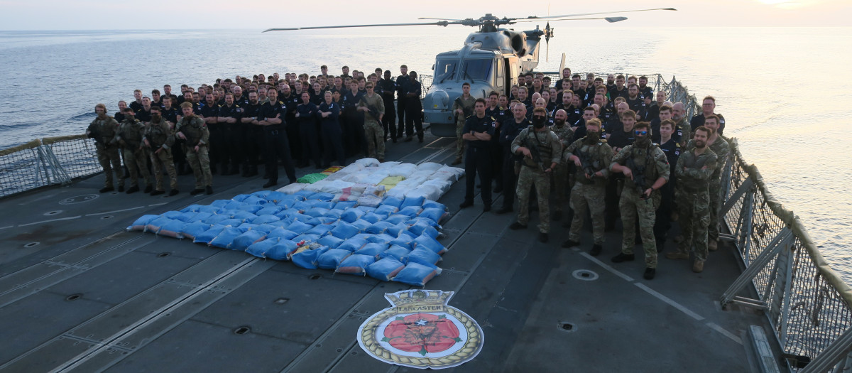 Estupefacientes ilegales incautados apilados en la cubierta de la fragata tipo 23 HMS Lancaster de la Marina Real Británica - CTF 150 CMF