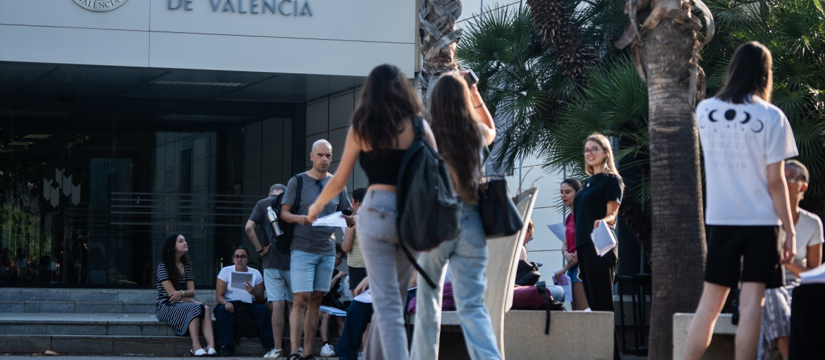 Estudiantes acceden a la universidad