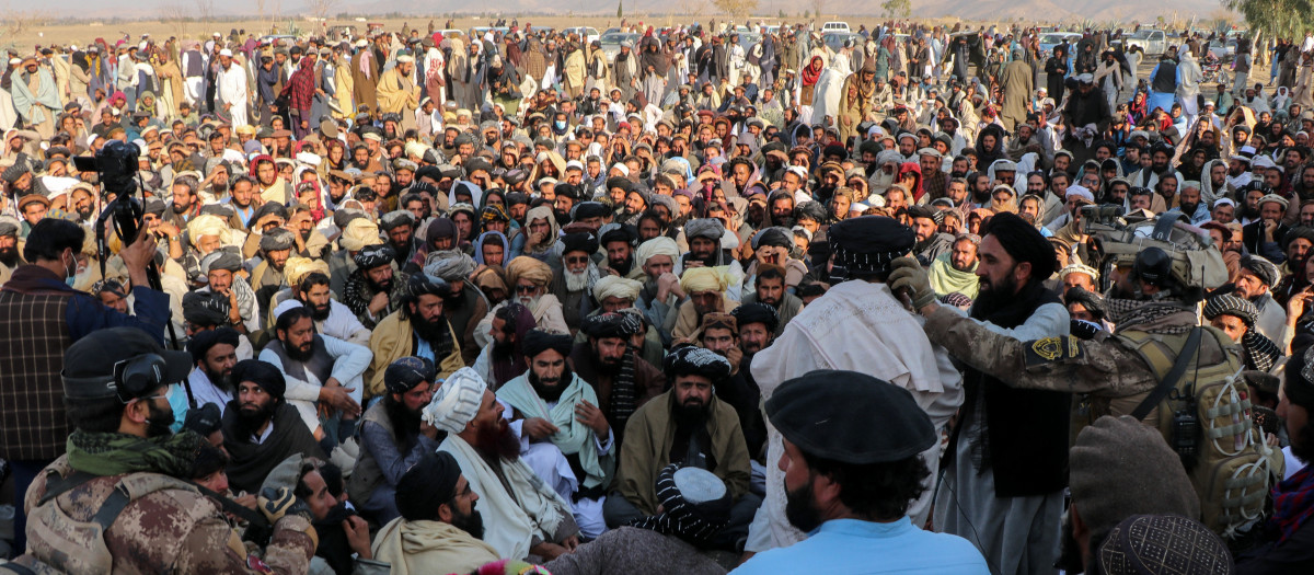 Dolientes afganos y familiares de las víctimas se reúnen durante una ceremonia de entierro masivo de nueve niños y una mujer que murieron en un ataque aéreo pakistaní, en el distrito de Gurbuz, provincia de Khost