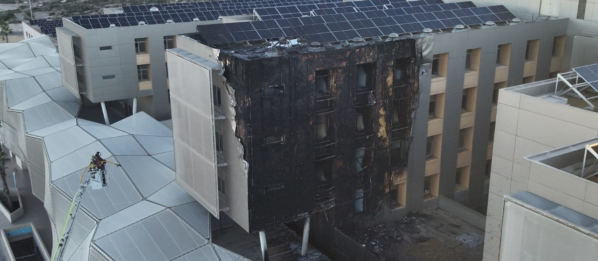 Estado en el que ha quedado el bloque 5º del Hospital de Santa Lucía después del incendio
