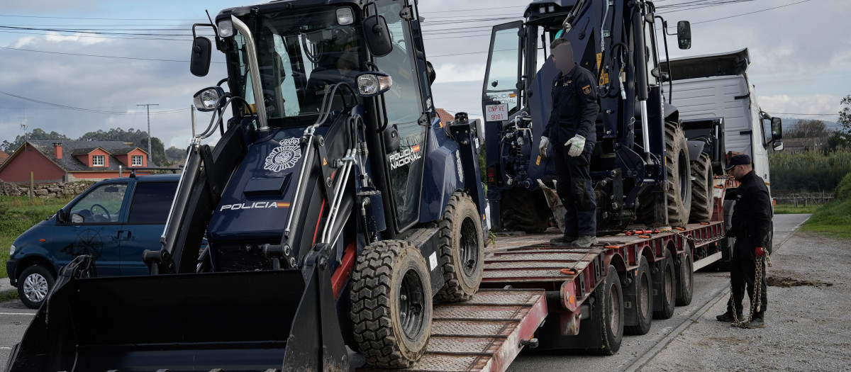 Excavadoras utilizado en el operativo contra el narcotráfico en Arosa