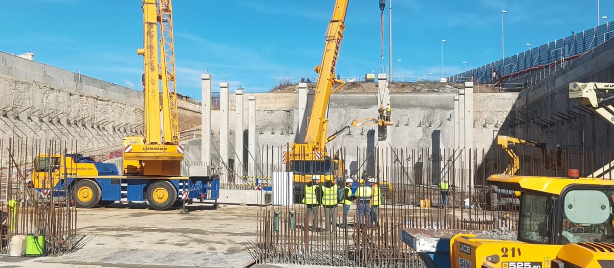 Colocación de la cubierta del tanque de tormentas de Córdoba