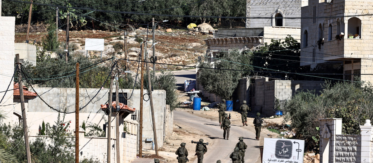 Soldados israelíes patrullan las calles de Tubas, en la Cisjordania ocupada, durante una operación militar
